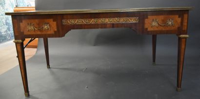 Bureau plat en placage d'acajou et satiné...