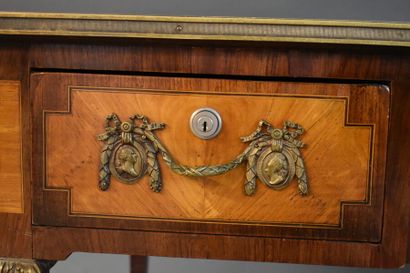 Bureau plat en placage d'acajou et satiné...
