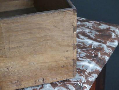 Commode galbée en marquetée ouvrant par cinq...