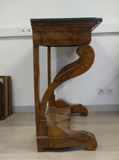 Console en bois mouluré ouvrant par un tiroir...