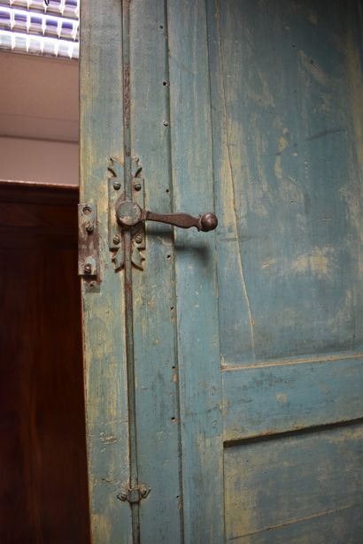 Meuble à deux corps en chêne à décor marqueté...