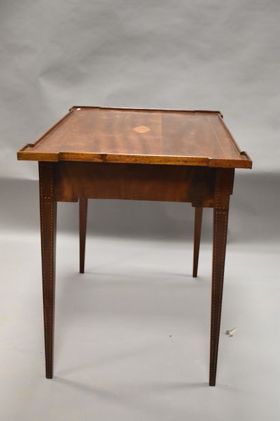 Table marquetée à décor de filets ouvrant...