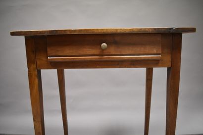 Petite table en chêne ouvrant par un tiroir...