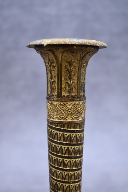 Paire de bougeoirs en bronze ciselé doré...