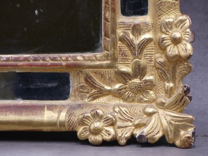 Miroir à parecloses en bois mouluré et sculpté...