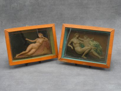 Bas reliefs. 
Suite de deux bas reliefs en...