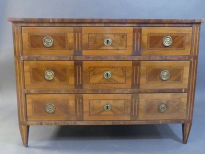 Commode en marqueterie ouvrant par trois...