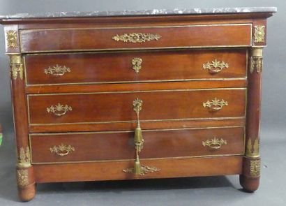 Commode en noyer ouvrant par trois tiroirs...