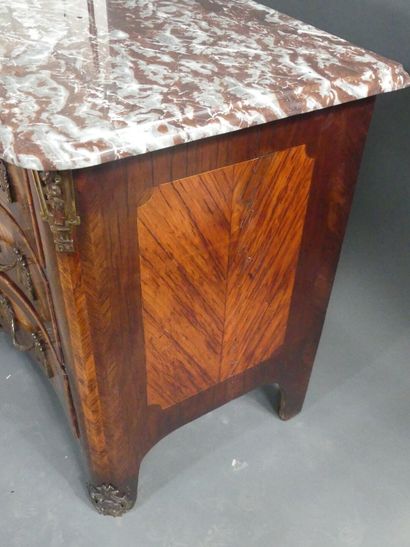 Commode galbée en marquetée ouvrant par cinq...