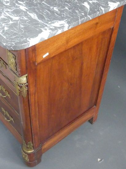 Commode en noyer ouvrant par trois tiroirs...