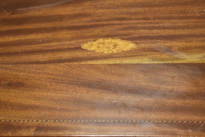 Table marquetée à décor de filets ouvrant...