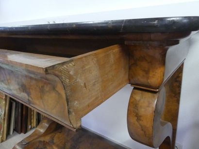 Console en bois mouluré ouvrant par un tiroir...