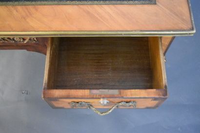 Bureau plat en placage d'acajou et satiné...