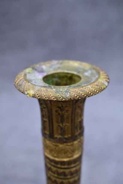 Paire de bougeoirs en bronze ciselé doré...