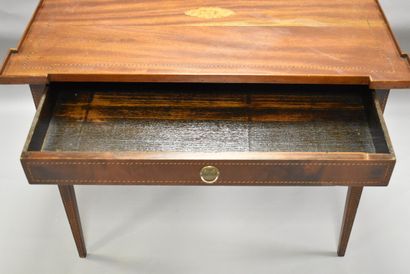 Table marquetée à décor de filets ouvrant...