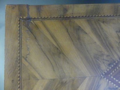 Commode en marqueterie ouvrant par trois...
