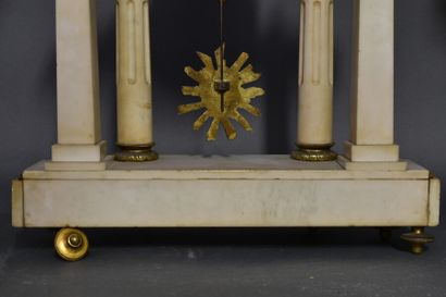 Garniture de cheminée en marbre blanc.
Garniture...