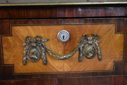 Bureau plat en placage d'acajou et satiné...