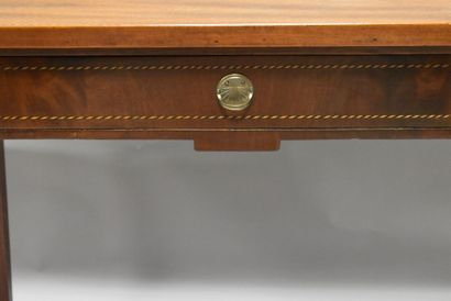Table marquetée à décor de filets ouvrant...