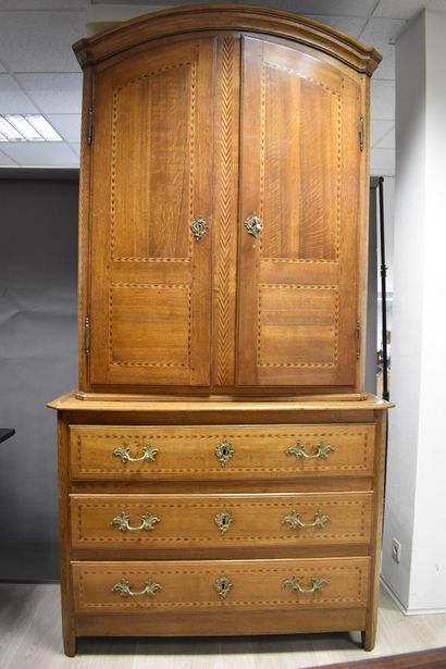 Meuble à deux corps en chêne à décor marqueté...