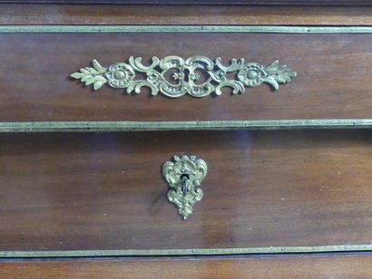 Commode en noyer ouvrant par trois tiroirs...