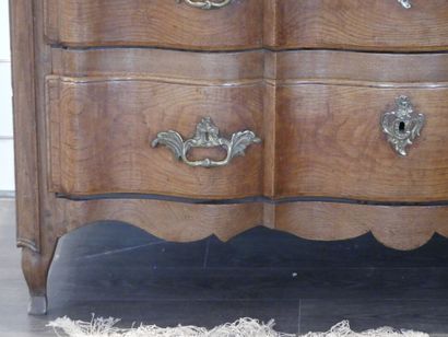 Commode XVIIIème siècle.
Commode à façade...