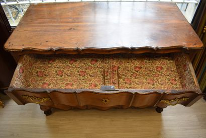 Commode à façade galbée en noyer. Epoque...