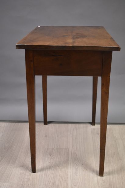 Petite table en chêne ouvrant par un tiroir...