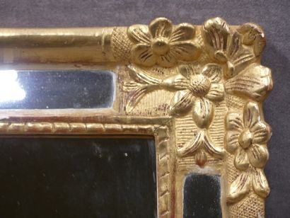 Miroir à parecloses en bois mouluré et sculpté...