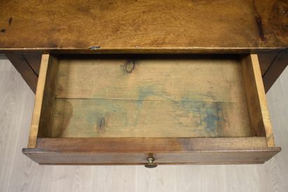 Petite table en chêne ouvrant par un tiroir...
