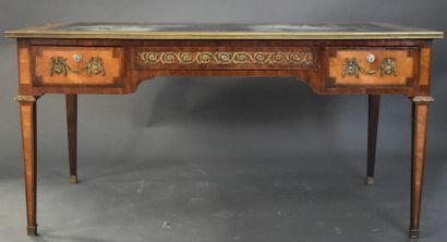 Bureau plat en placage d'acajou et satiné...