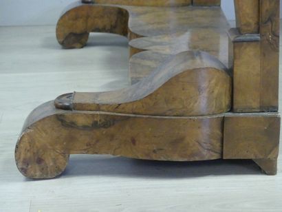 Console en bois mouluré ouvrant par un tiroir...