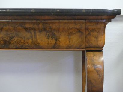 Console en bois mouluré ouvrant par un tiroir...