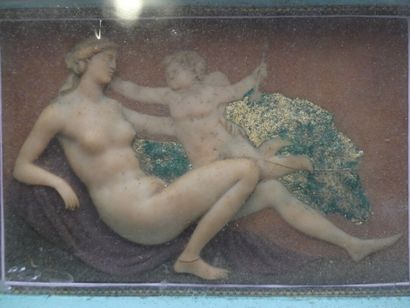 Bas reliefs. 
Suite de deux bas reliefs en...