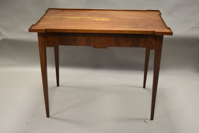 Table marquetée à décor de filets ouvrant...