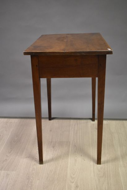 Petite table en chêne ouvrant par un tiroir...