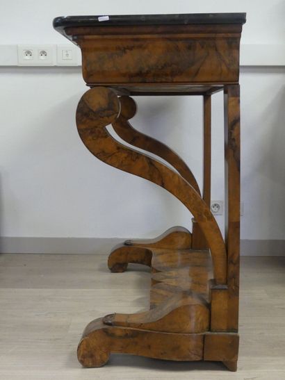 Console en bois mouluré ouvrant par un tiroir...