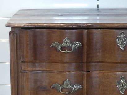 Commode XVIIIème siècle.
Commode à façade...