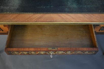 Bureau plat en placage d'acajou et satiné...