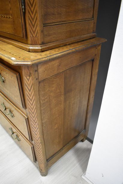 Meuble à deux corps en chêne à décor marqueté...