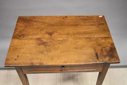 Petite table en chêne ouvrant par un tiroir...