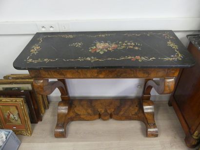 Console en bois mouluré ouvrant par un tiroir...