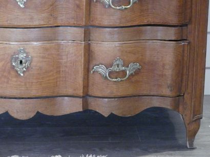 Commode XVIIIème siècle.
Commode à façade...