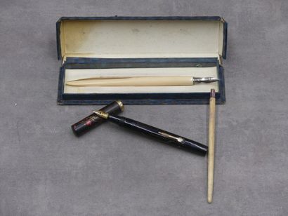 ALFRED DUNHILL et NAMIKI.

Stylo-plume laqué...