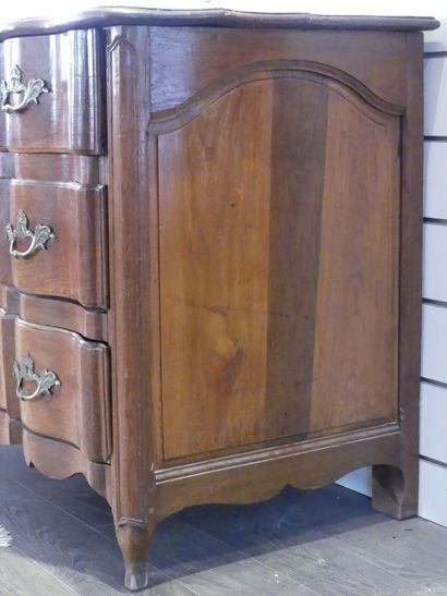 Commode XVIIIème siècle.
Commode à façade...
