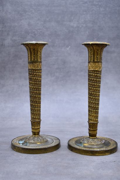 Paire de bougeoirs en bronze ciselé doré...