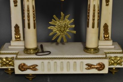Garniture de cheminée en marbre blanc.
Garniture...