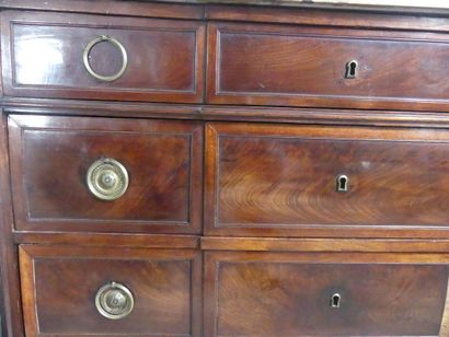 Commode en noyer imitant l'acajou sur bâti...
