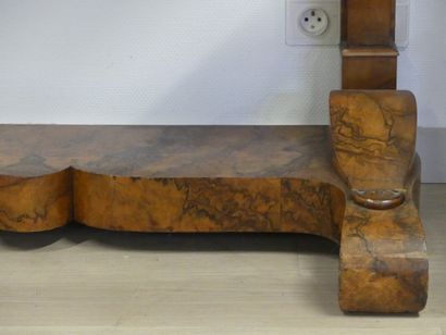 Console en bois mouluré ouvrant par un tiroir...