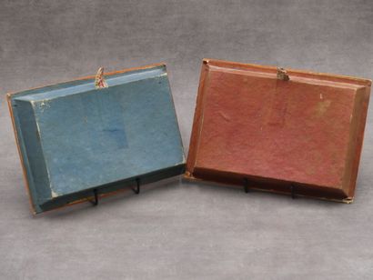 Bas reliefs. 
Suite de deux bas reliefs en...